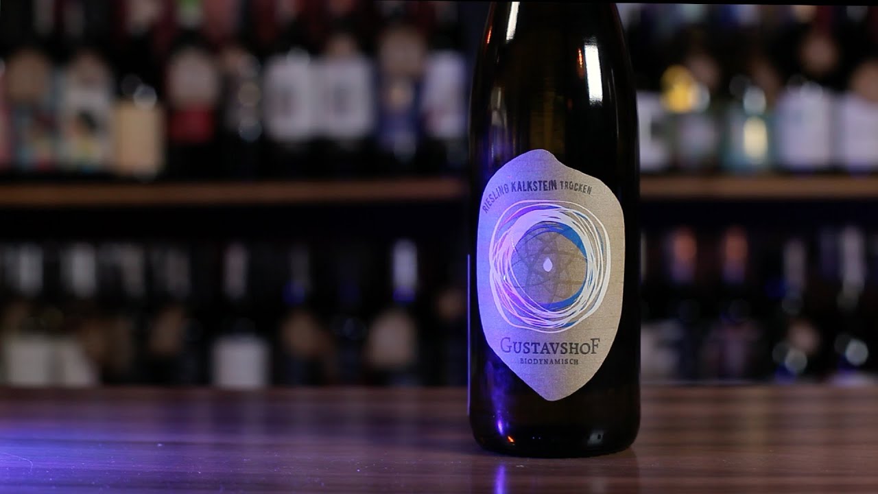 RIESLING Kalkstein z winorośli rosnących na wapiennej glebie