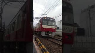 京浜急行電鉄新1000形電車17次車1209F（全面塗装ステンレス車体）の青砥駅行と三崎口駅行を東京都葛飾区の京成立石駅付近・立石諏訪神社前で撮影。京成電鉄押上線の連続立体交差事業による高架化前の風景