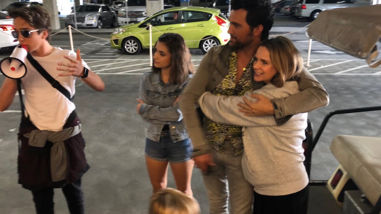 FULLER HOUSE CAST SURPRISES AUDIENCE IN LINE AT TAPING - Season 5 9/20/19