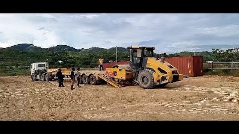 How is the road roller climbed on lowbed trailer? | Fudeng Trailer