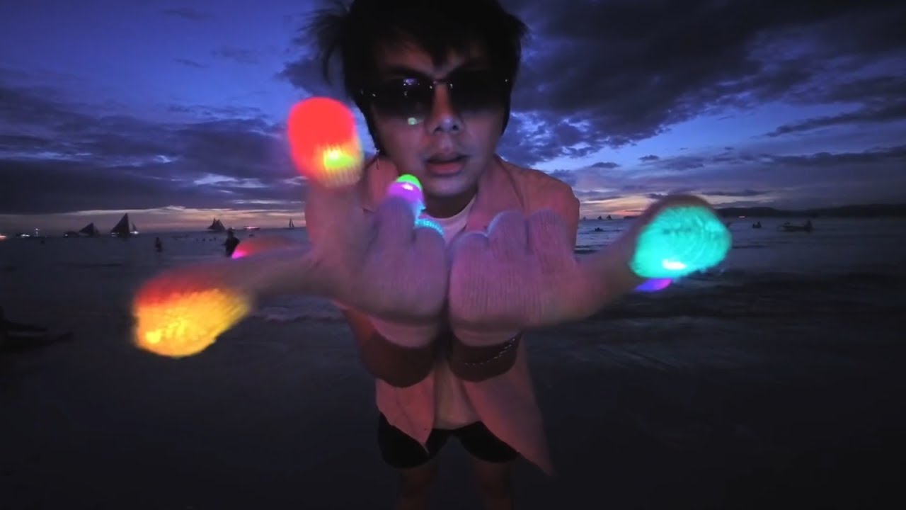 Gloving Meme Has People Confused And Entertained