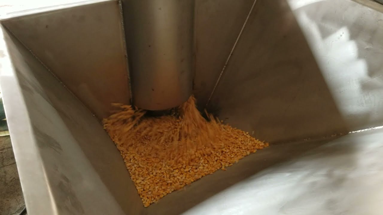 Tube vertical screw conveyor for feeding