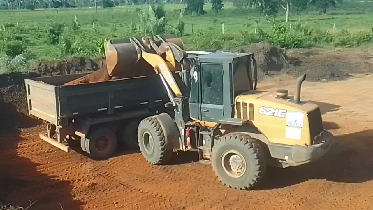 Máquina  Pá carregadeira  CASE 621E.    Força e Agilidade.