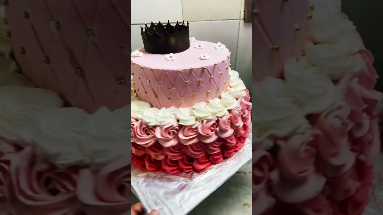 Vanila cake|dark chocolate crown|small gum paste flower|golden ball|colour changing piping|cak lover