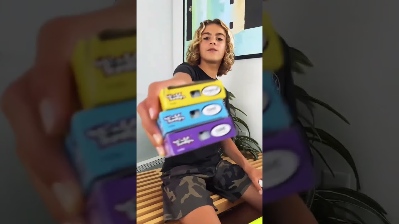 How to wax your surfboard like a professional. 