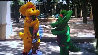 A Little Girl Meeting Barneys Friends Bj And Baby Bop At Universal Studios Orlando