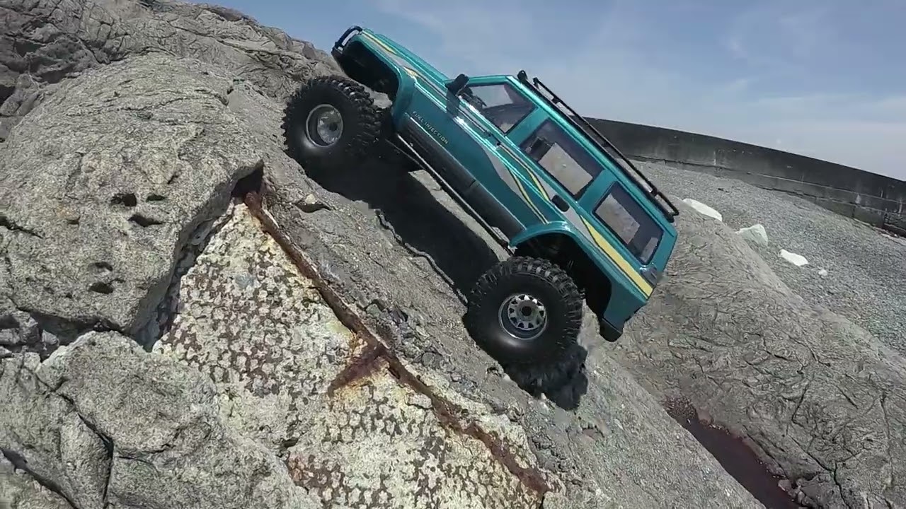 TRAXXAS TRX4 vs yikong yk4107 in 用宗ロック