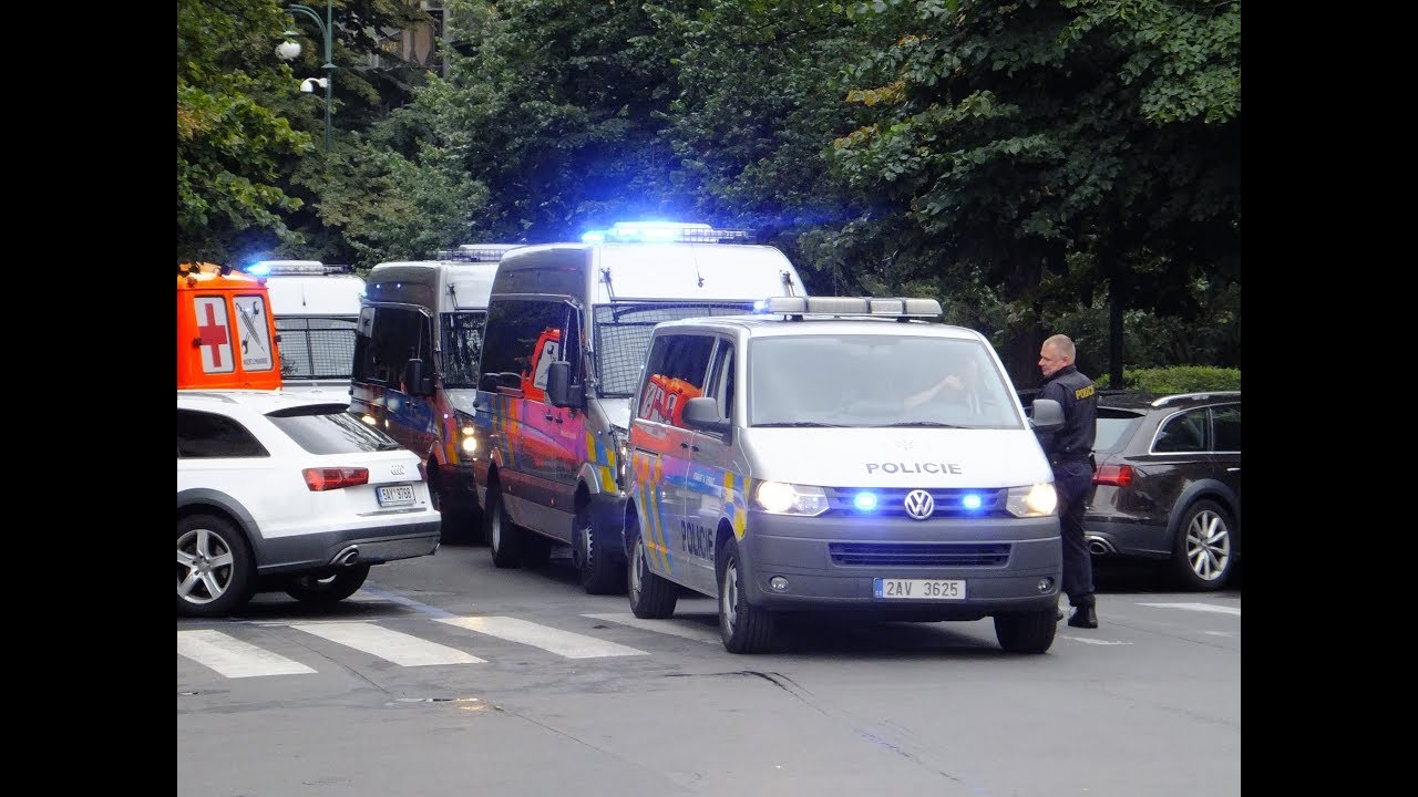 Polizei Hundertschaft in Prag - 1000 besoffene Russen ziehen durch die Stadt