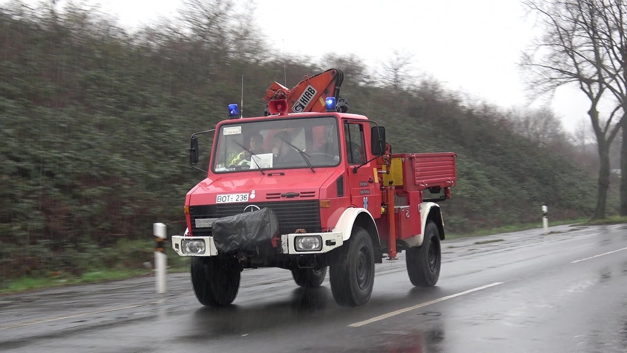 [Viele Sonderfahrzeuge] Einsatzfahrten zu Großbrand in Bottrop