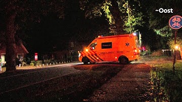Auto botst tegen boom bij Nijverdal, bestuurder gewond