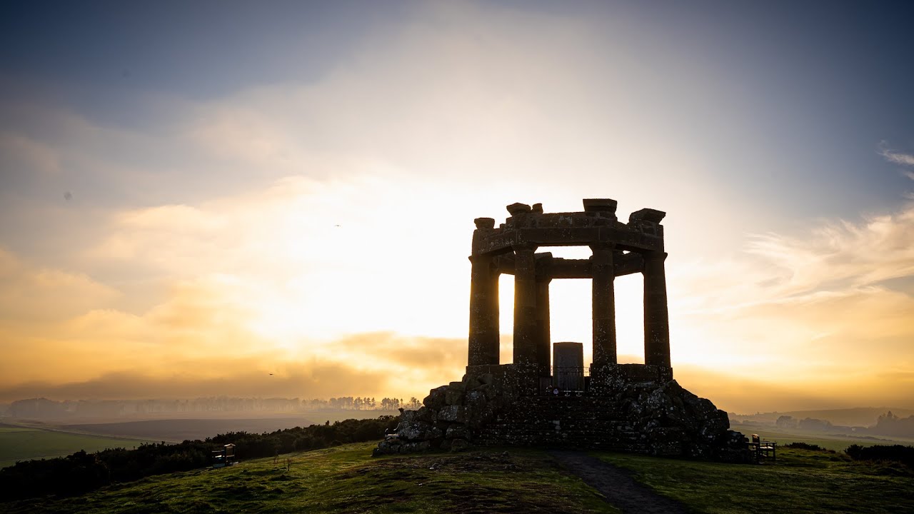A magical photography walk. Stonehaven to Dunnottar Castle, in a beautiful and foggy sunset.