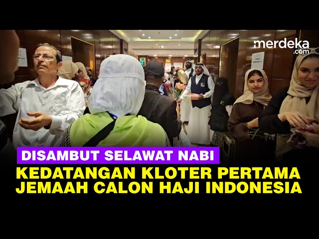 393 Jemaah Calon Haji RI Kloter Pertama Tiba di Madinah, Disambut Selawat & Taburan Bunga class=