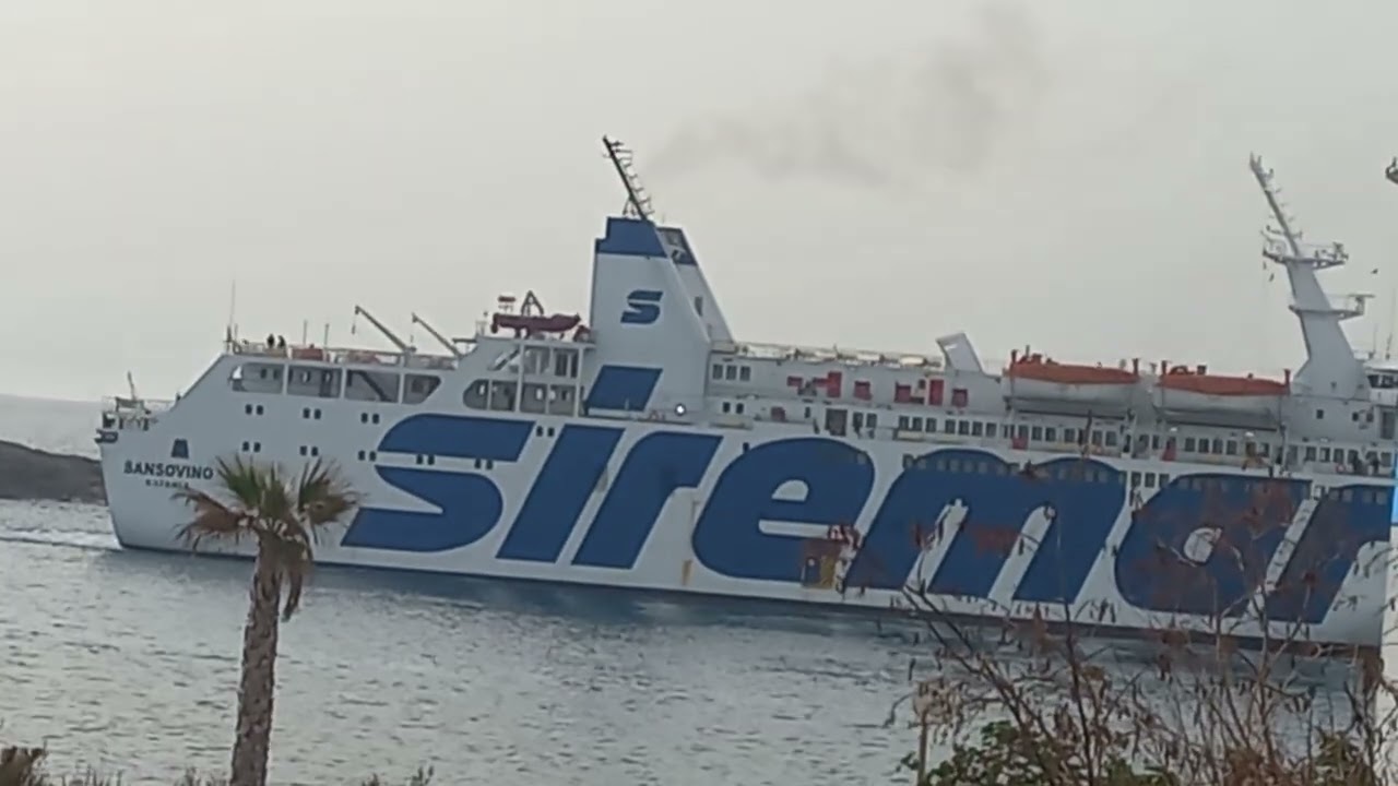 La nave Sansovino in arrivo al porto di Lampedusa 