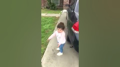 Devastated Toddler Loses Balloon in Wind - 985654