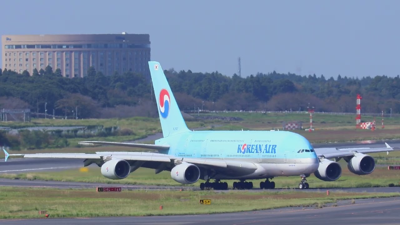 Korean Air's A380 landing at RJAA.