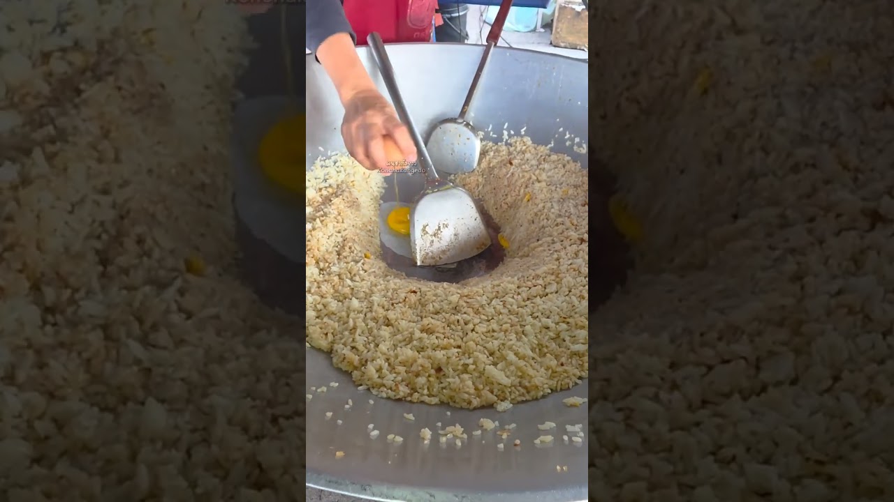 วิธีการทำ ข้าวผัดปูกระทะใหญ่ แม่ค้าสาวสุดขยัน ตลาดนัดวัดช่องลม สมุทรสาคร  #shorts #food #ข้าวผัด
