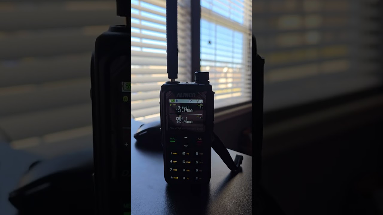 Alinco DJ-W70 Monitoring Indianapolis Area Air Traffic