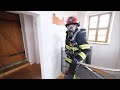 Feuerwehrfrau besteigt die Hausmannstürme - in voller Ausrüstung