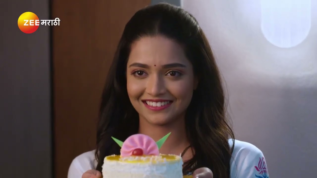 Navri Mile Hitlerla | लीला हळूच एजेंचा हात सोडवून कुठे जाते?