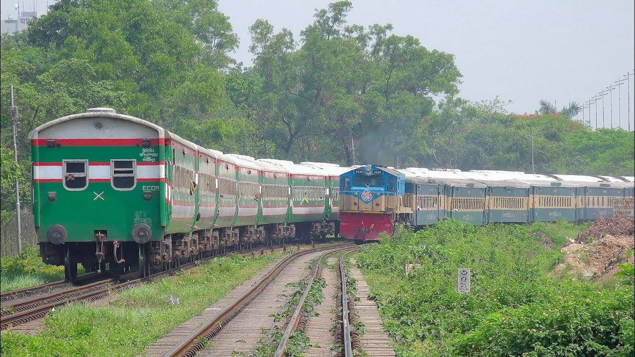 Broad Gauge Vs. Meter Gauge Train Clashing || Ekota Express Vs. Egarosindhur Provati Express Train
