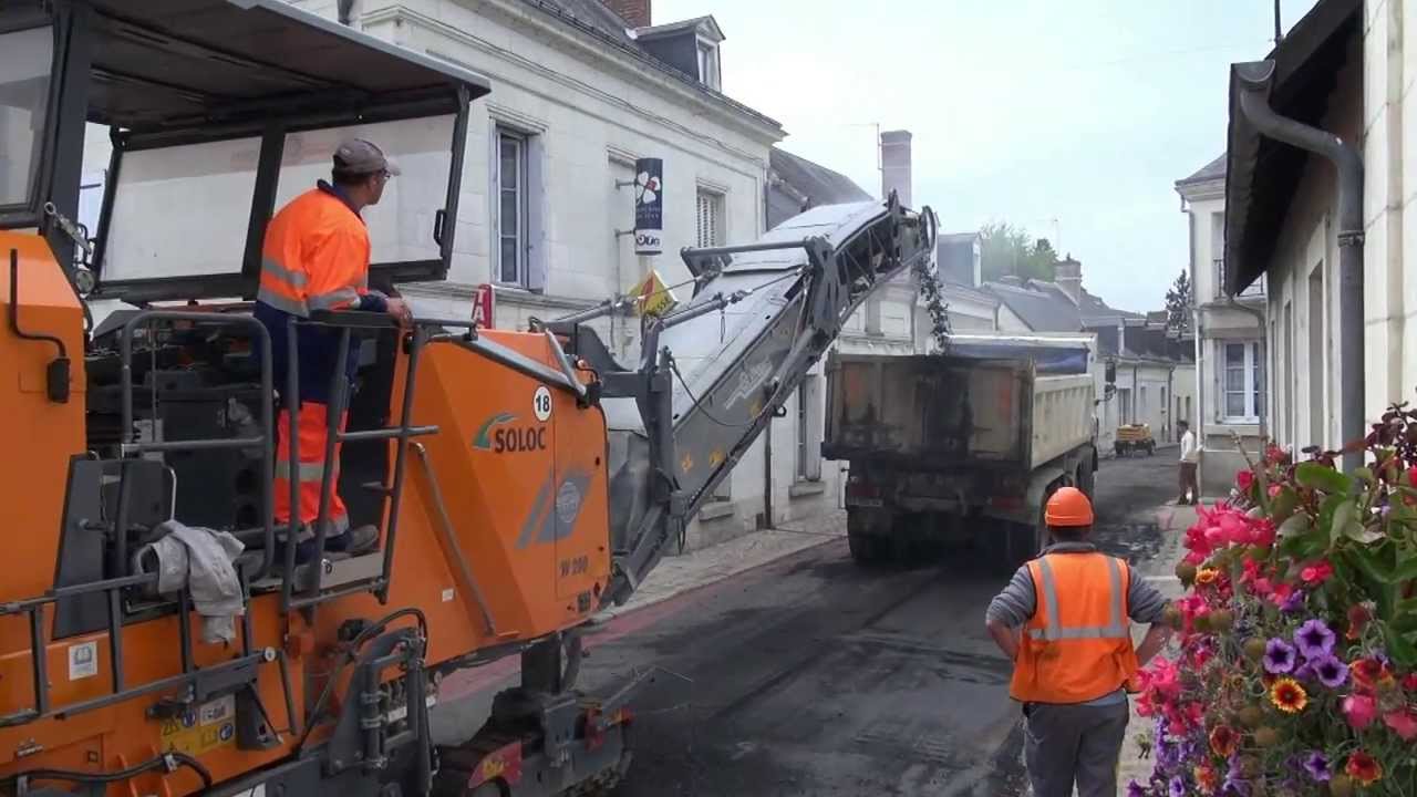 Azay sur Cher. Grande Rue, réfection de la chaussée. 1ère étape décroutage le 23 Septembre 2013