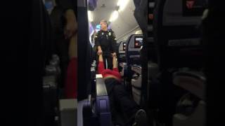 RenesPoints.com - Woman dragged off a Delta jet in DTW Detroit