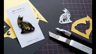 【切り絵×レジン】切り絵で作る 黒猫とドイツ鱗の金魚 ブローチ【ハンドメイドアクセサリー/paper cut art handmade accessory】