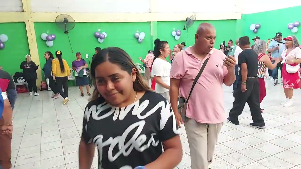 Señora ! Baila sola sin miedo a las cámara!