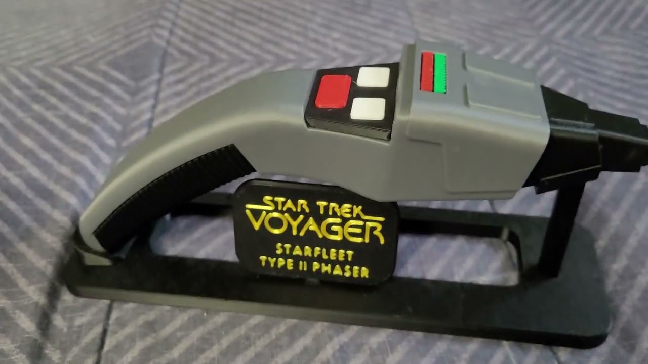 Great Star Trek phaser replicas / props. You gotta see these!!!!