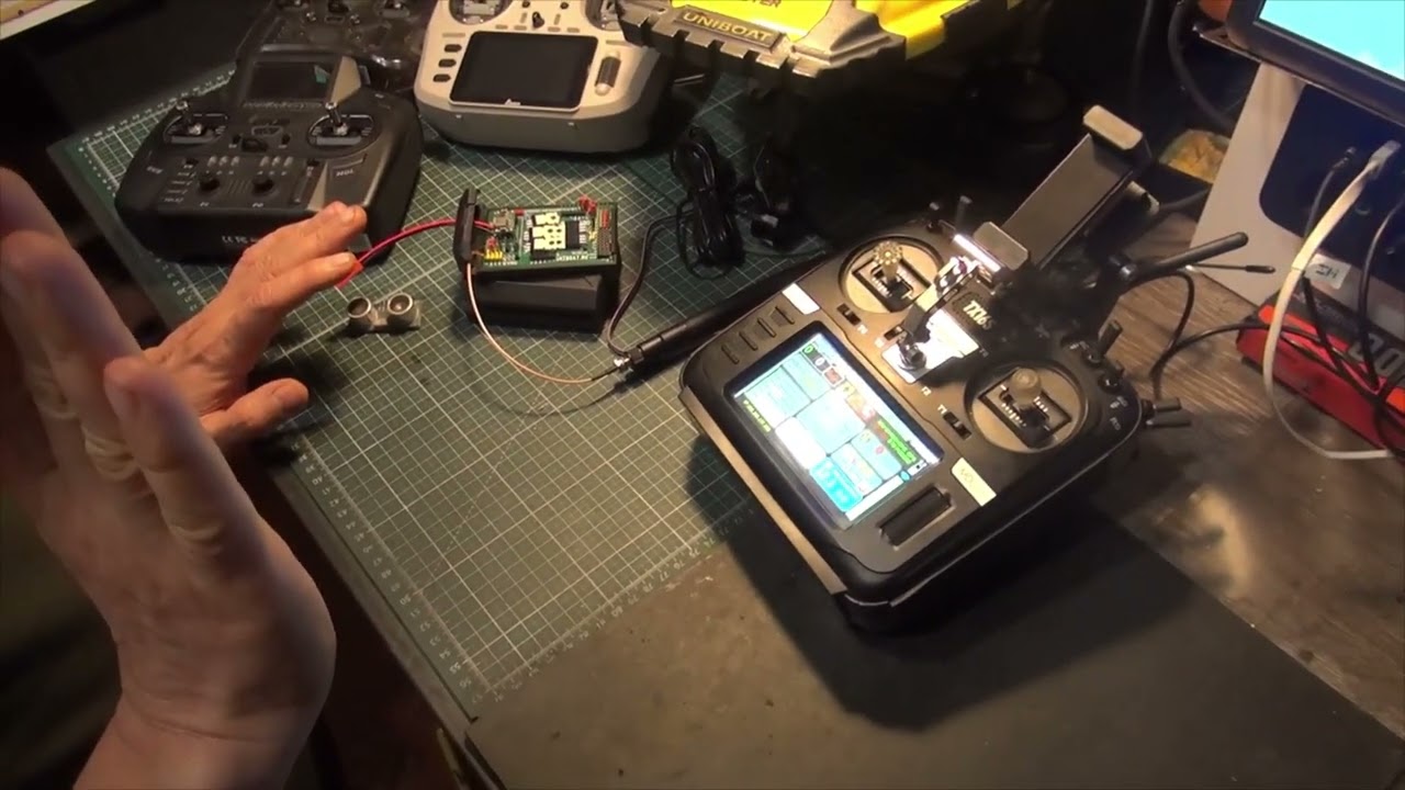 Дальномер а прикормочном кораблике c автопилотом UNIBOAT