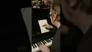 Pienen pojan piano ja luovat nuotit