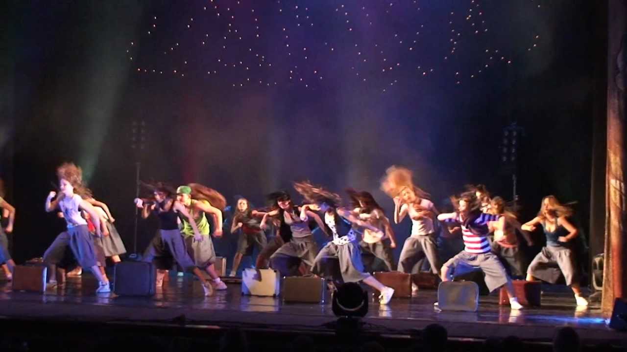 танец с чемоданами. танец с чемоданом костюм. путешественница с чемоданом. танец с чемоданами. убегает с чемоданом.