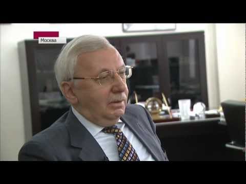 Поздравления с юбилеем принимает декан ВШТ.