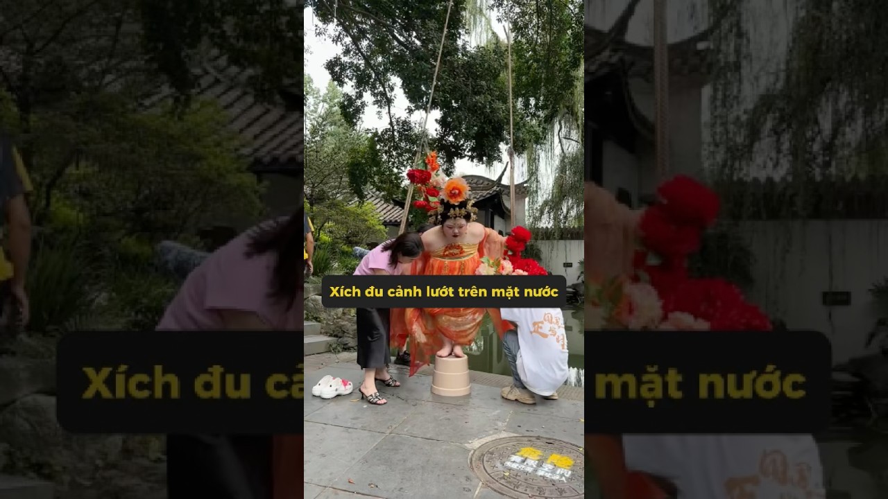 Xích đu nước “chịu lực max”, nhưng người chơi thì không chịu nổi 🤣💦 #meowcosplay #shorts