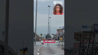 Autos varados tras lluvias en Houston