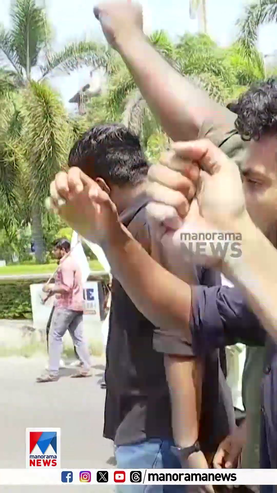 എസ്എഫ്ഐയുടെ സമരം; മുഖ്യമന്ത്രിയുടെ വാഹനം മുന്നില്‍; കണ്‍ഫ്യൂഷനിലായി പൊലീസ് #PinarayiVijayan #SFI