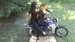 Ženy Startují Starý Moped Vytáčení Nastartovat Dvoutakt Simson S51