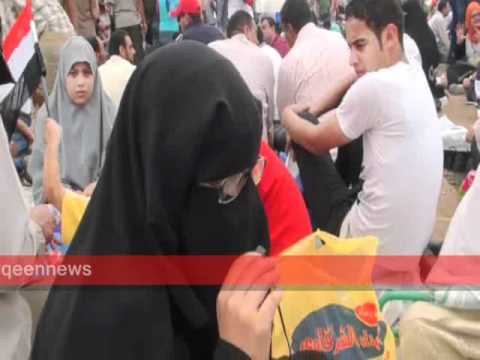 مشهد يجمع المتظاهرون على الإفطار فى الخيام 