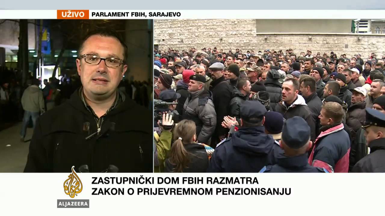 سانيل كايان يتحدث عن الاحتجاجات أمام برلمان اتحاد البوسنة والهرسك - الجزيرة البلقان