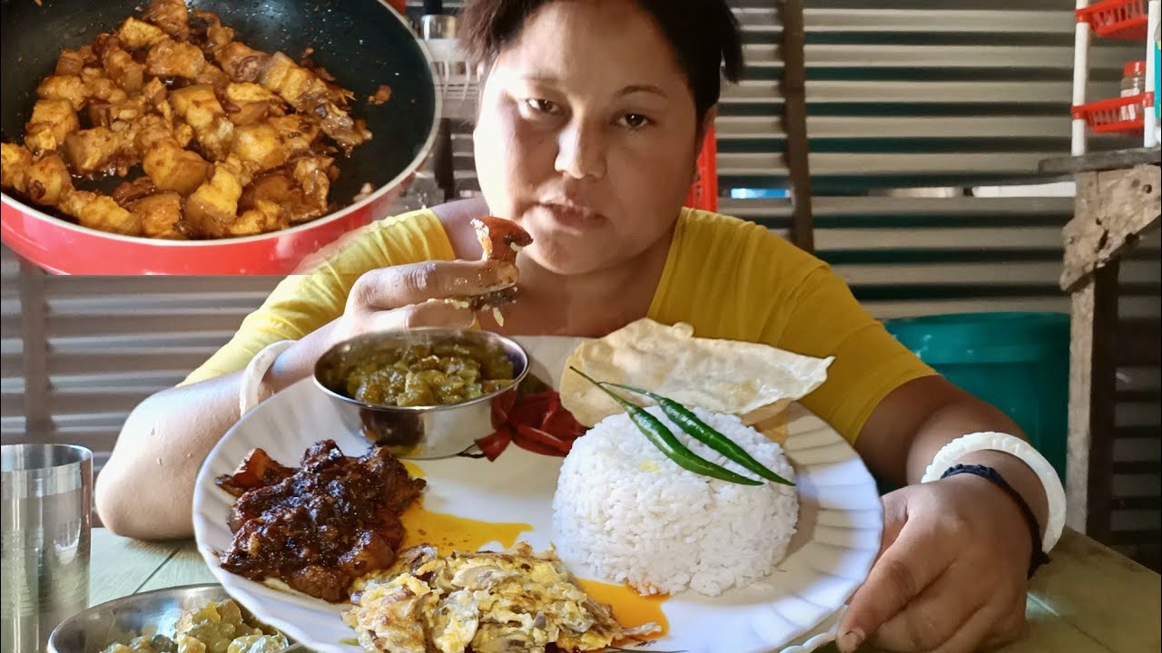 Жареная свинина по-восточному в стиле племени бодо на северо-востоке | Омлет бхуджиа | Папад | Ом...