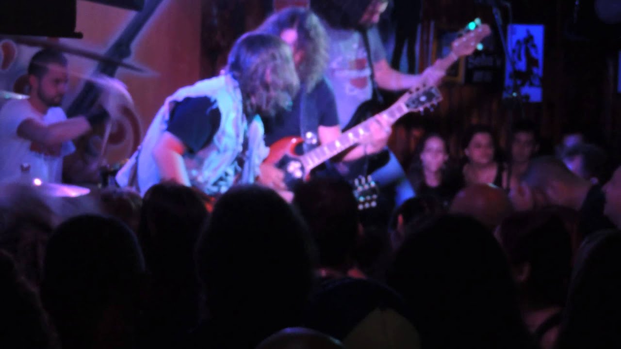 Hells Bells mandando ver AC/DC no Sebas Rock Bar, e a galera dançando e cantando junto