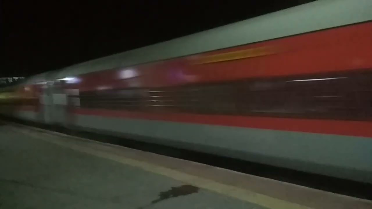 22511 Ltt - Kamakhya Karmbhoomi  exp train video with 120km speed crossing Shegaon station in night
