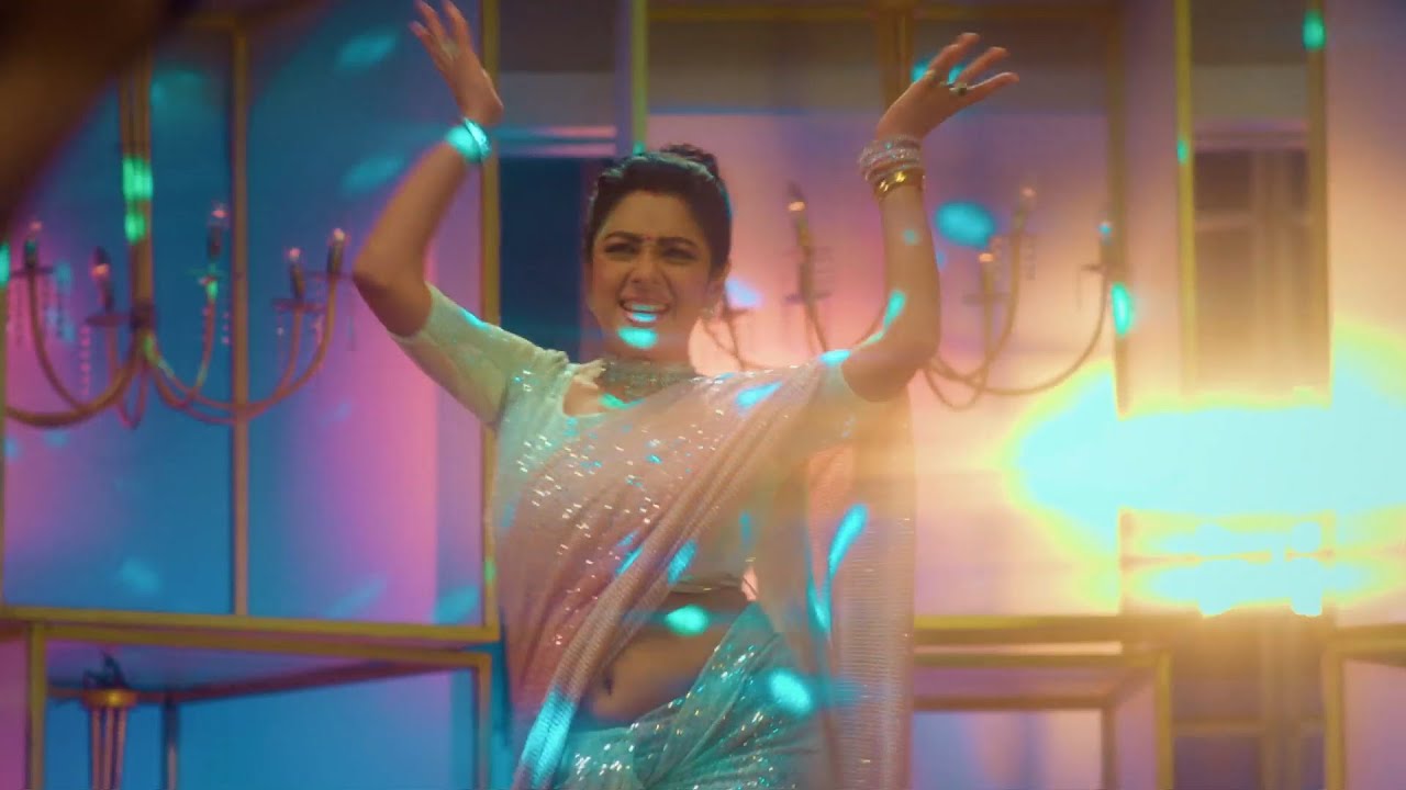 Anupamaa: Anupamaa dances with Anuj and Vanraj