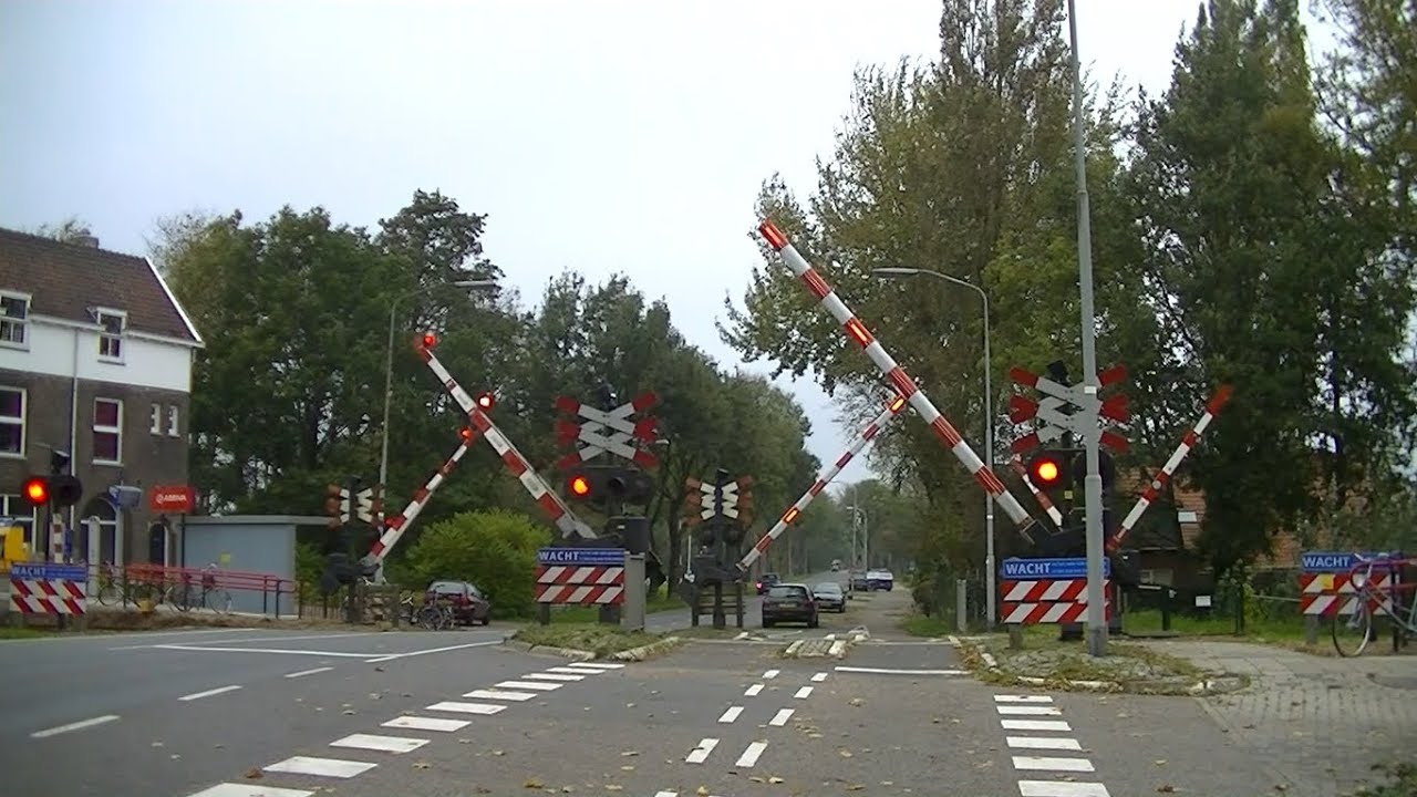 Spoorwegovergang Kropswolde // Dutch railroad crossing