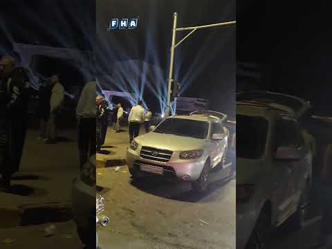 مواطنون يتجمعون لالتقاط صور تذكارية أمام نصب السيف الدمشقي في ساحة الأمويين بعد ترميمه وإنارته