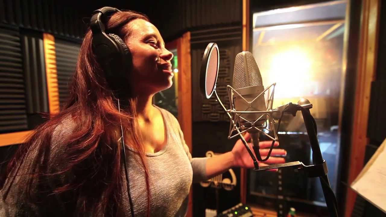 Amazing vocalist shocks a group of musicians in the studio...