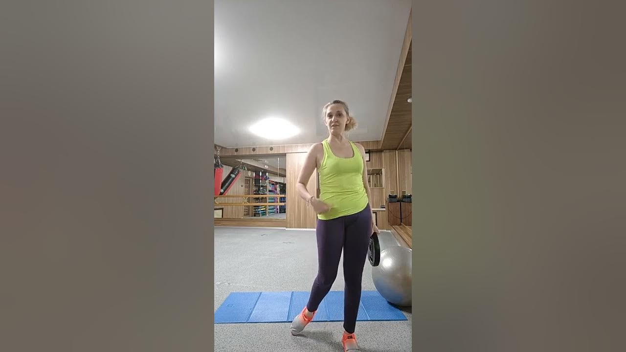 Упражнение подъем блина перед собой