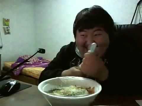 笑ながら飯を食う韓国人デブ Youtube