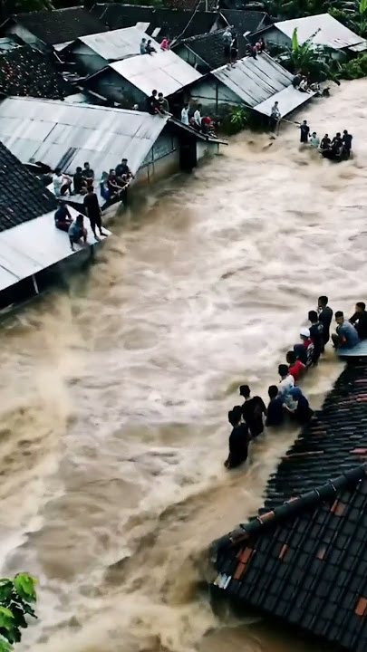 Tak Ada Jalan Keluar! Warga Bertahan di Atap Rumah #banjir #bencana