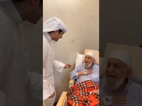 وزير الإعلام يزور الفنان القدير محمد المنيع داخل المستشفى للاطمئنان على صحته إثر تعرضه لوعكة صحية